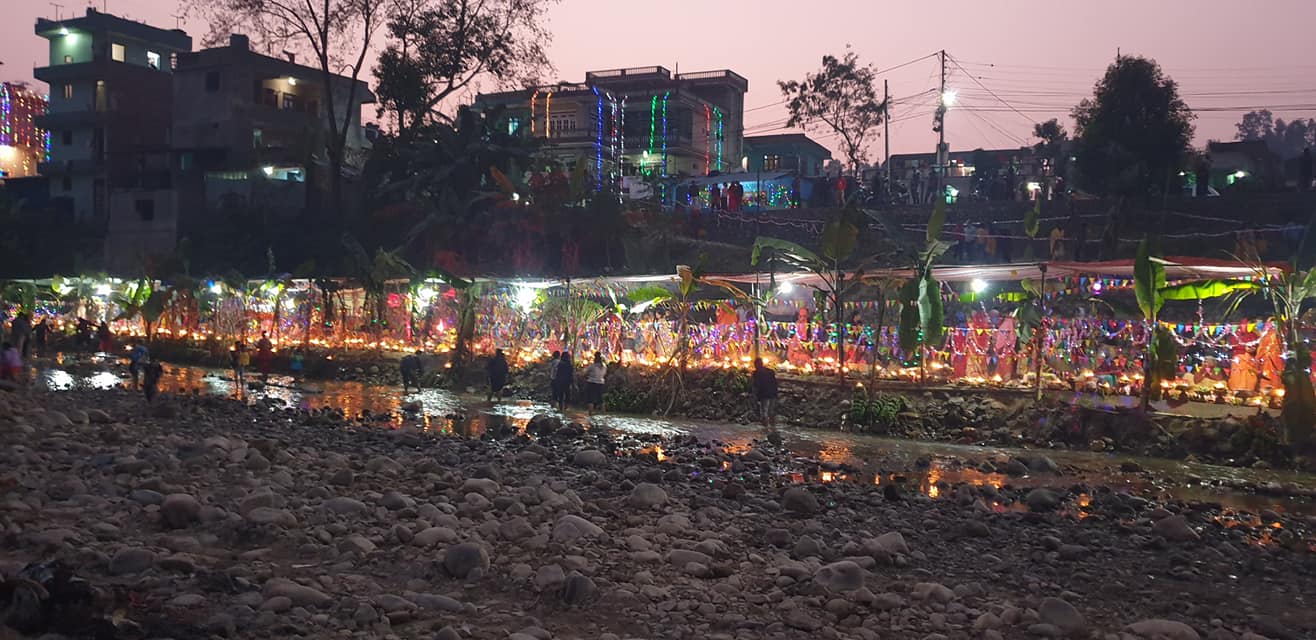 ग्वाङ्खोला किनारबाट अस्ताउँदो सूर्यलाई अर्घ