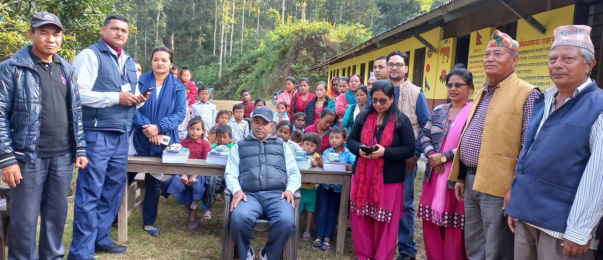 पञ्चकन्या प्राविमा वडा अध्यक्ष खड्काद्धारा स्टेशनरी सामाग्री सहयोग