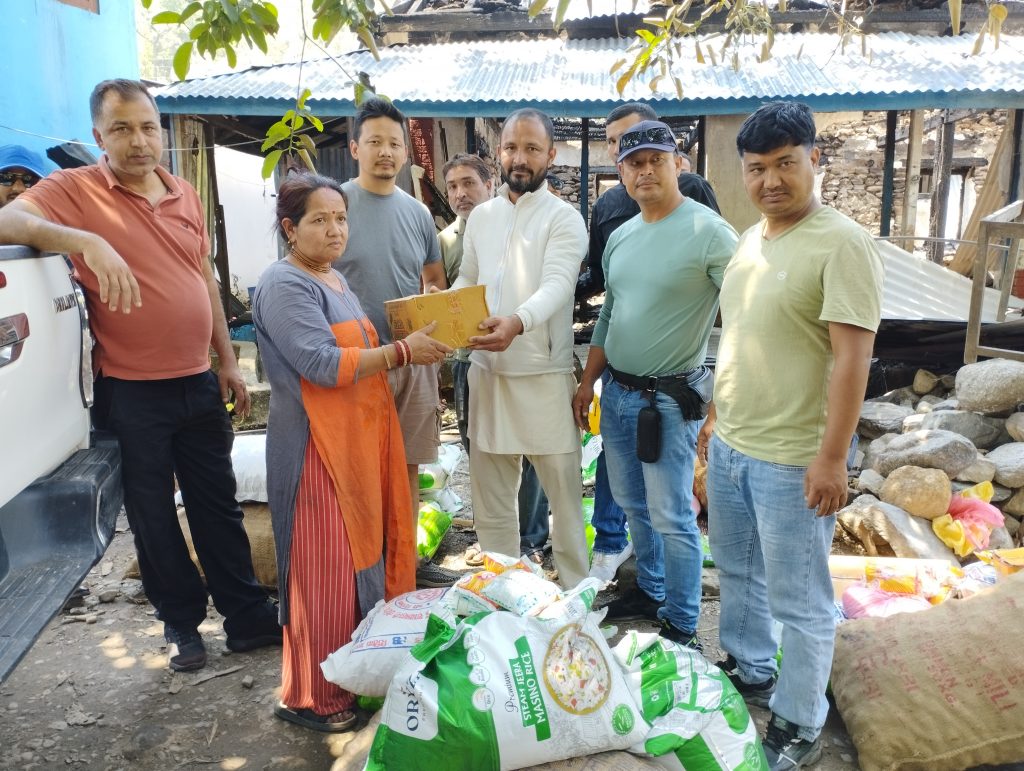 ब्ल्यु अल्पाइन क्लब सिन्धुलीद्धारा अग्नि पिडितलाई राहत सहयोग