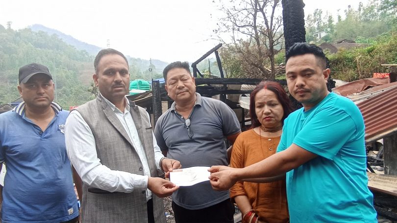 प्रतिनिधी सभा सदस्य दाहालद्वारा चियाबारीका अग्नि पिडितलाई आर्थिक सहयोग