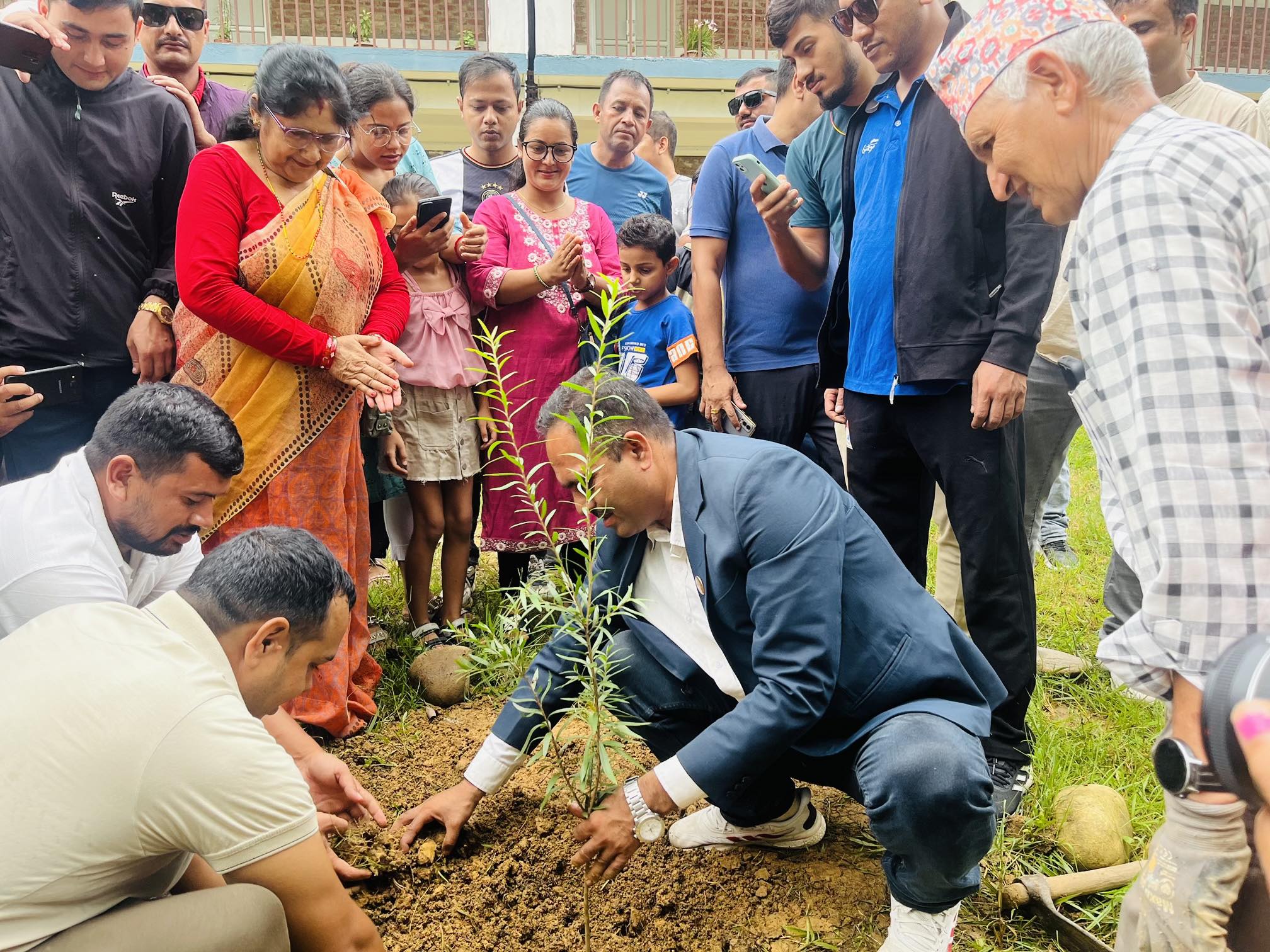 अन्तर्राष्ट्रिय युवा दिवसमा सांसद दाहालद्वारा नुनथला परिसरमा वृक्षारोपण