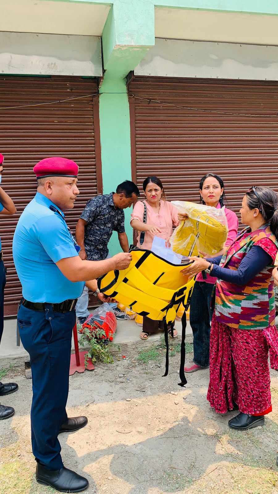 खाङसाङ प्रहरी चौकीलाई डढेलो रोकथाम तथा नियन्त्रणका सामाग्री हस्तान्तरण