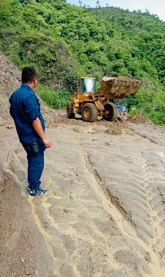 मध्यपहाडी लोकमार्ग ठाउँठाउँमा अवरुद्ध, आवातजावत ठप्प