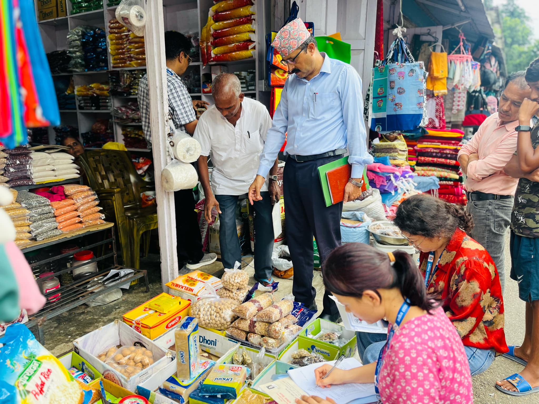 माढिबजारका विभिन्न पसलबाट म्याद नाघेका सामान जफत