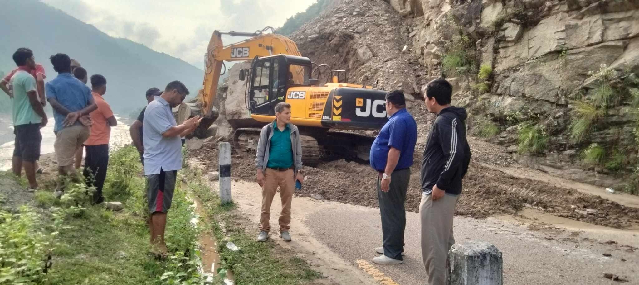 पहिरो पन्छाएपछि मध्य पहाडी राजमार्ग सुचारु