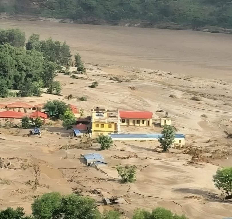 बाढीबाट प्रभावित मुल्कोटमा पशुपति आधारभूत विद्यालय पूर्ण रुपमा डुबानमा