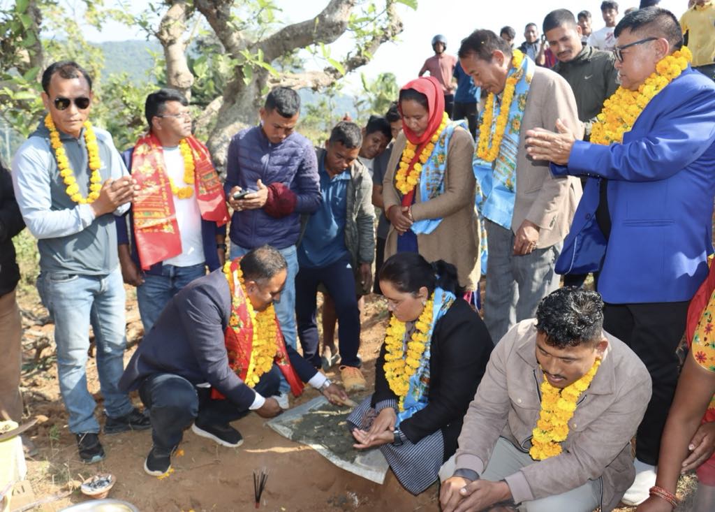 मदनभण्डारी लोकमार्गदेखि चपरा जोड्ने पक्की सडकको शिलान्यास