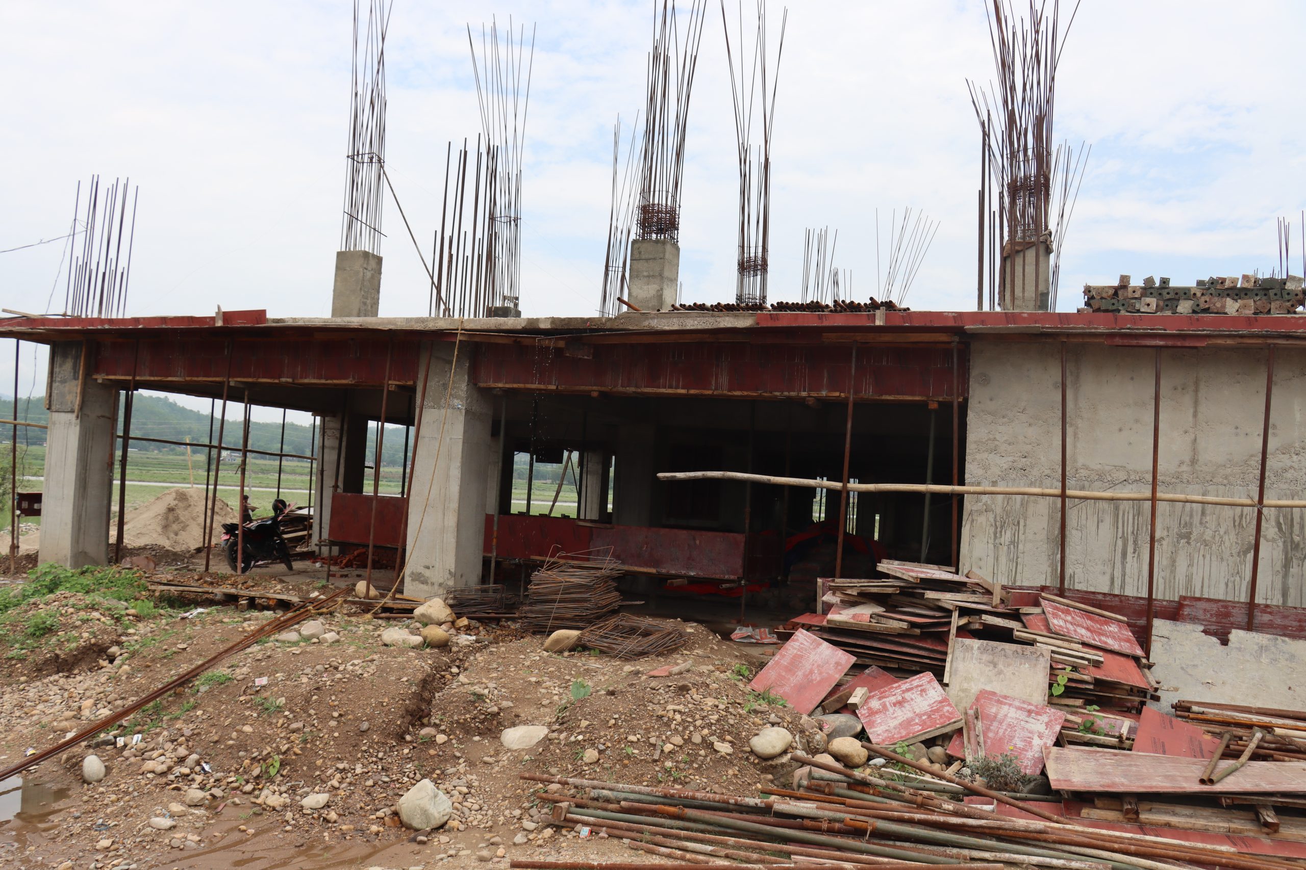 अस्पताल निर्माणमा ठेकेदारको चरम लापारवाही