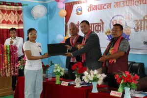 एस.ई.ई. मा उत्कृष्ठ अंक ल्याउने ३ जना विद्यार्थीलाई ल्याप्टव उपहार