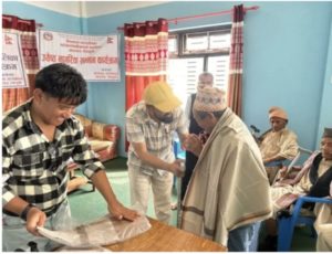 फिक्कल गाउँपालिकाद्वारा ११० जना जेष्ठ नागरिकलाई लौरो उपहार प्रदान