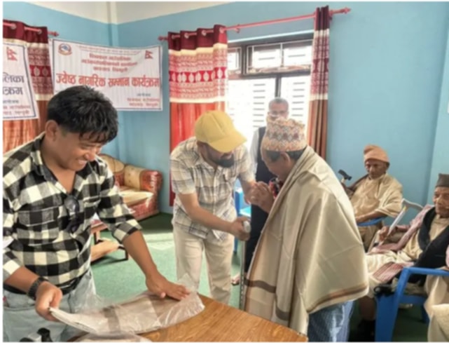 फिक्कल गाउँपालिकाद्वारा ११० जना जेष्ठ नागरिकलाई लौरो उपहार प्रदान