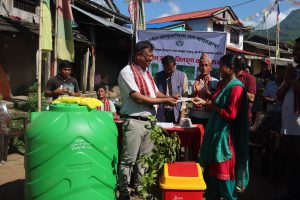 महादेव सामुदायिक वनका उपभोक्तालाई विभिन्न सामग्री वितरण (फोटो फिचर सहित)