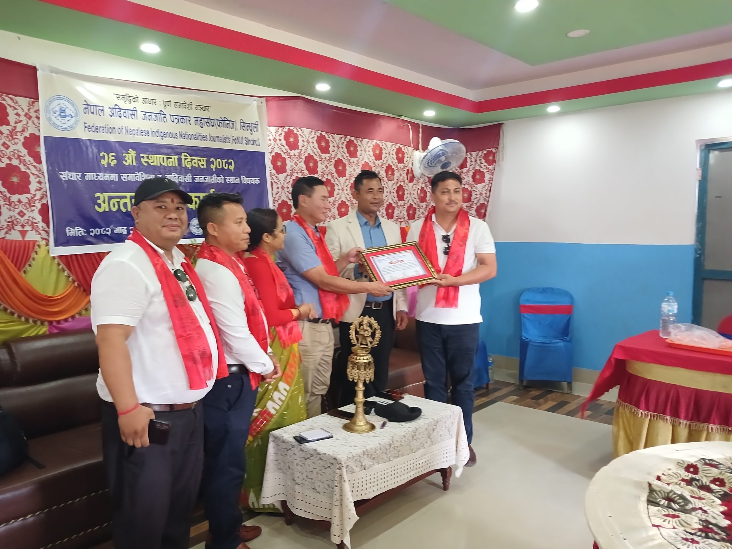 फोनिजको २६औं स्थापना दिवसको अबसरमा अन्तरक्रिया, पत्रकार श्रेष्ठ सम्मानित