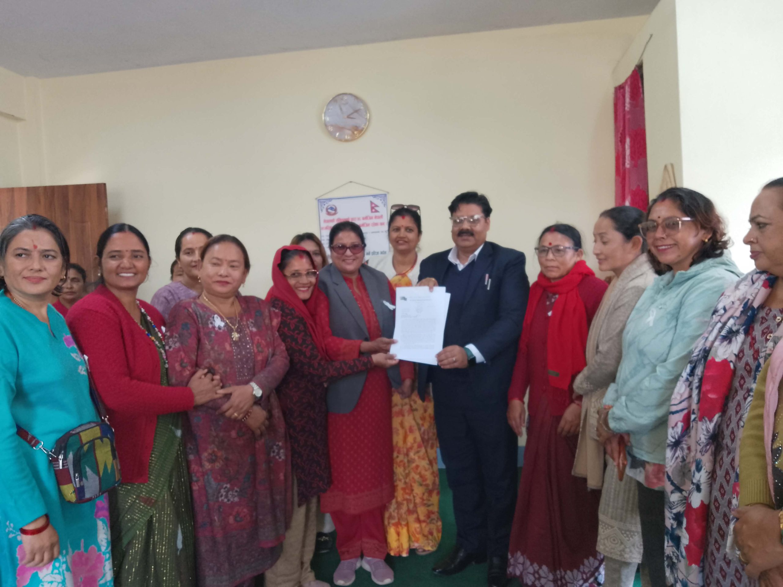 अखिल नेपाल महिला संघले जिल्ला प्रशासन कार्यालय सिन्धुलीलाइ बुझायो ज्ञापन पत्र