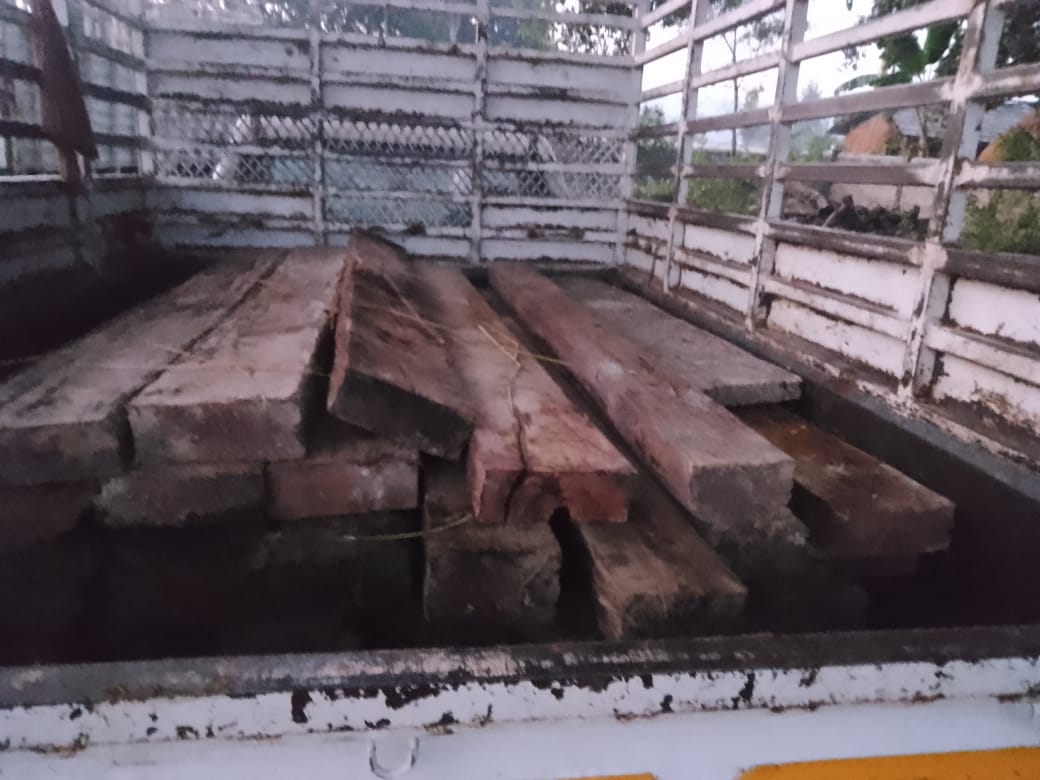 अबैध साल जातको चिरान काठ सहितको गाडी प्रहरीको नियन्त्रणमा