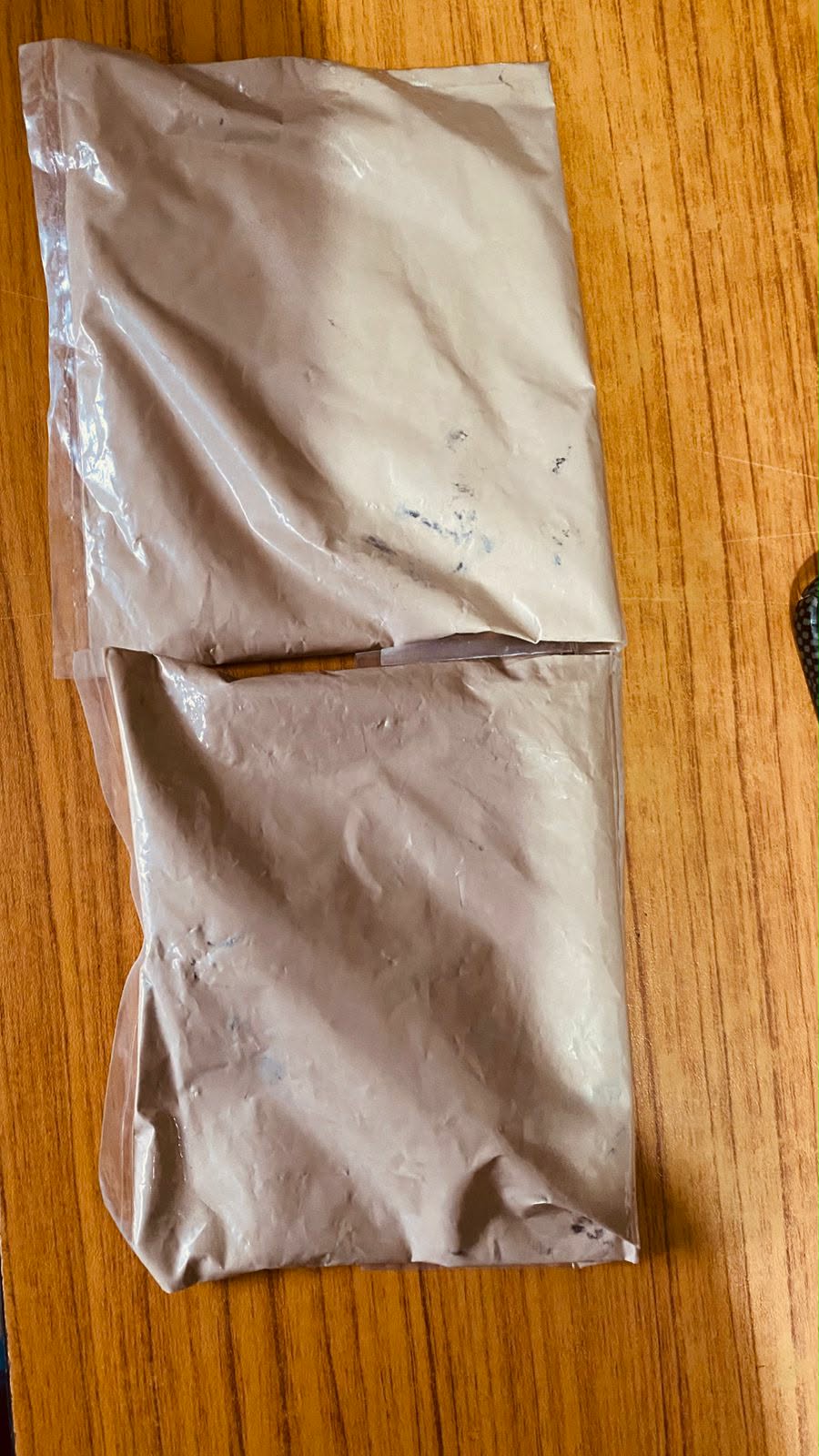 खैरो हिरोइन जस्तो देखिने गिलो पदार्थ सहित एक जना पक्राउ