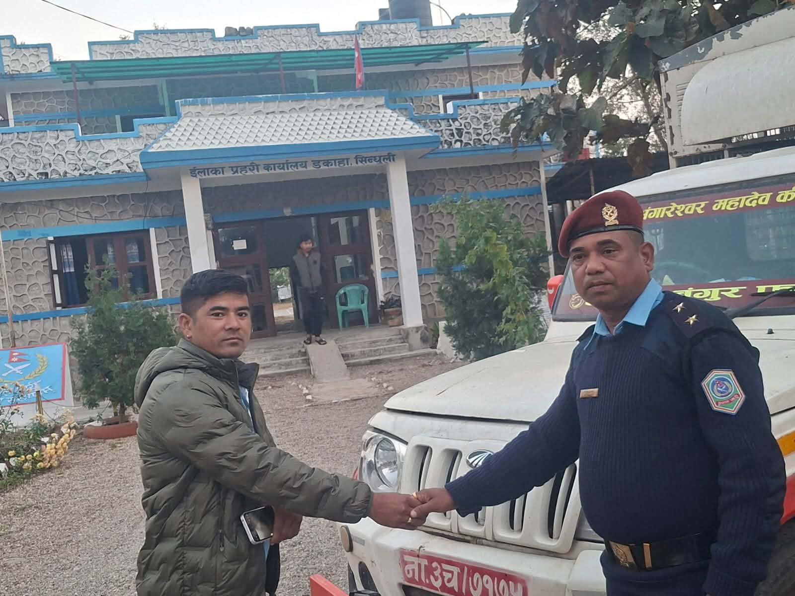 बेवारिसे अवस्थामा फेला परेको बोलेरो सवारी धनीलाई बुझाइयो