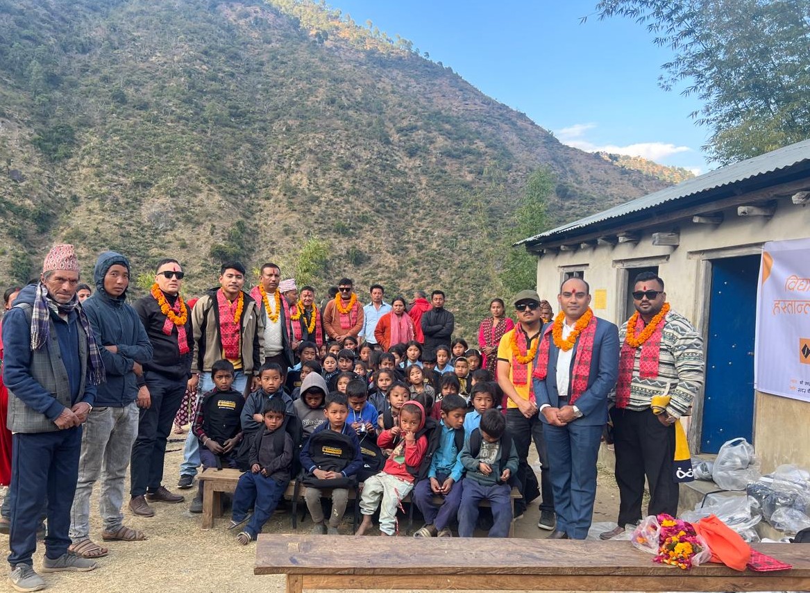 सिद्धार्थ बैंक सिन्धुलीद्धारा बालबालिकाहरुलाई शैक्षिक सामाग्री वितरण