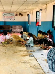 अपाङ्गता भएका ब्यक्तिहरुका लागि परालको चप्पल बनाउने तालिम