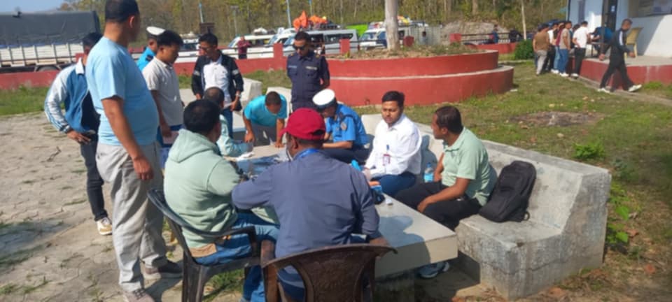 दुई राजमार्गमा  लापसे चेकजाँच