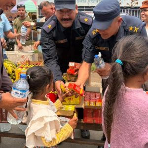 अलपत्र परेका यात्रुहरूलाई खाद्य तथा पेय पदार्थ वितरण