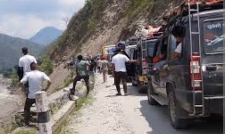 वर्षाका कारण बीपी राजमार्ग अवरुद्ध