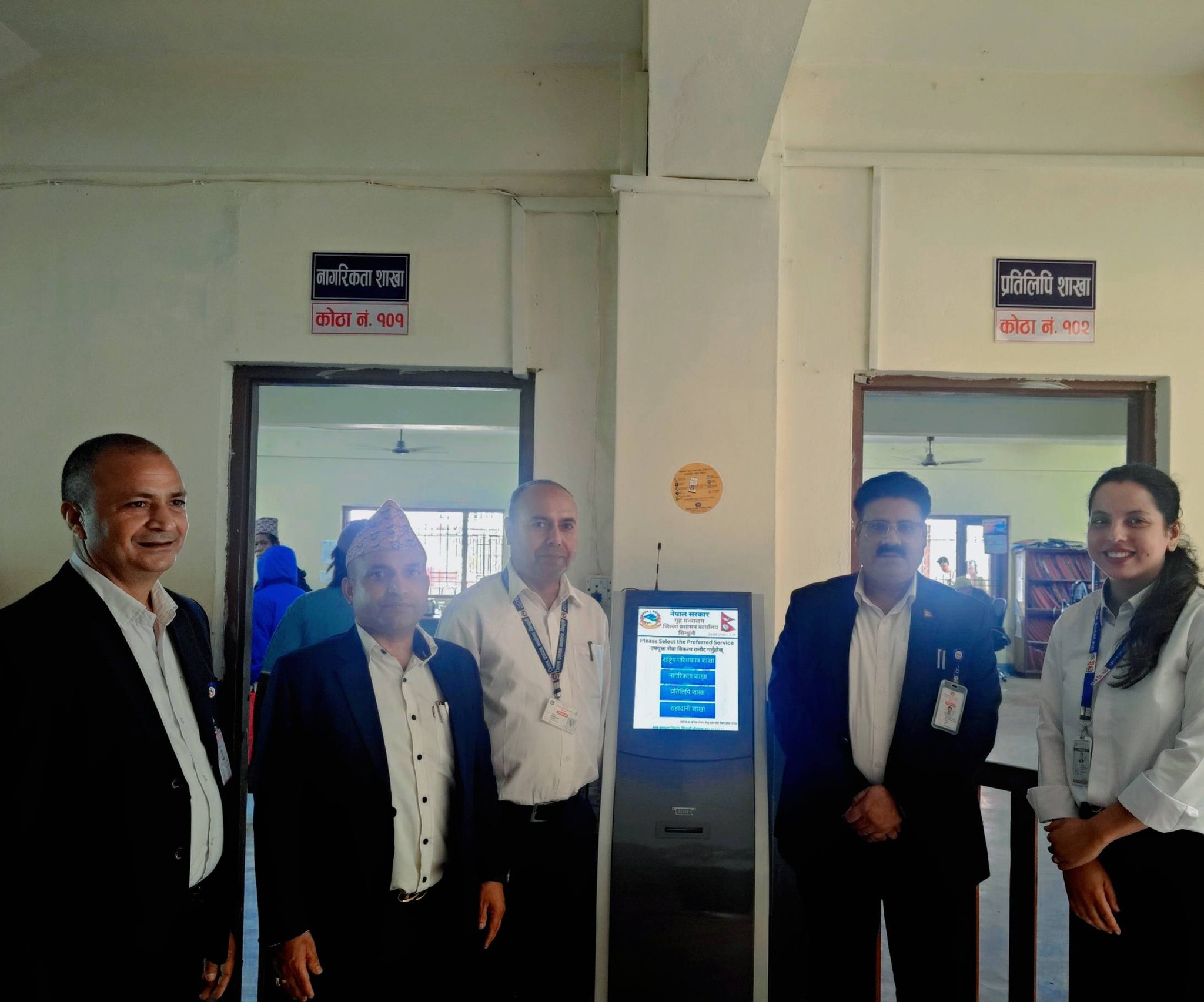 कमलामाई नगरपालिकाद्वारा प्रशासन कार्यालयलाई टोकन मेसिन हस्तान्तरण