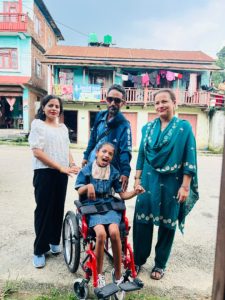 झर्नालाई ह्विलचियर प्रदान गरियो