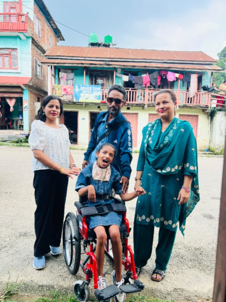 झर्नालाई ह्विलचियर प्रदान गरियो