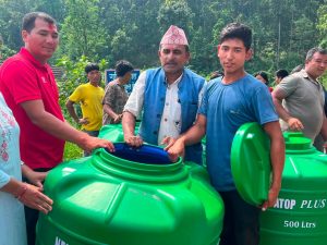 खानेपानी संकटमा परेका ३९ घरधुरीलाई ड्रम