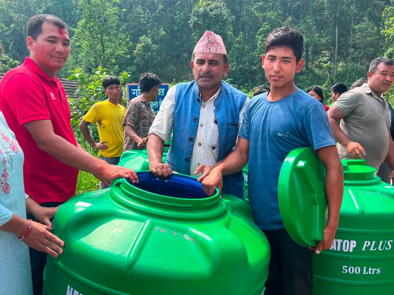 खानेपानी संकटमा परेका ३९ घरधुरीलाई ड्रम
