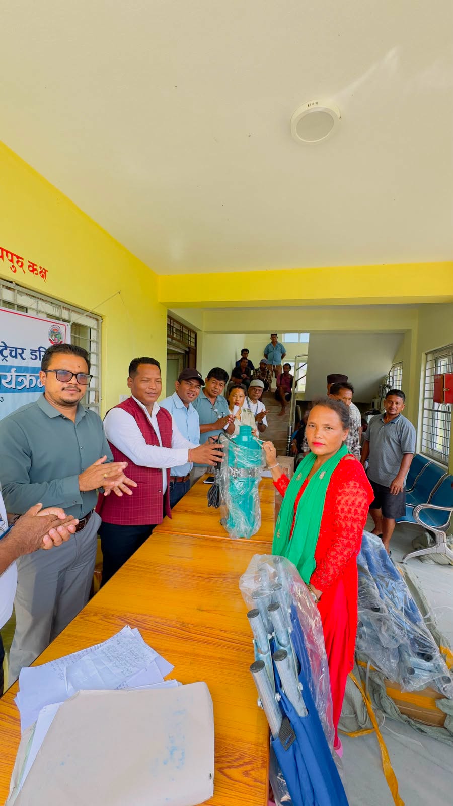 मरिण ५ मा मोटर, पाइप र डस्टबिन वितरण