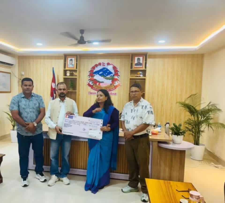 साइनिङ मुन एकेडेमी र सिन्धुली एकता सहकारीले दिए १ लाख २ हजार