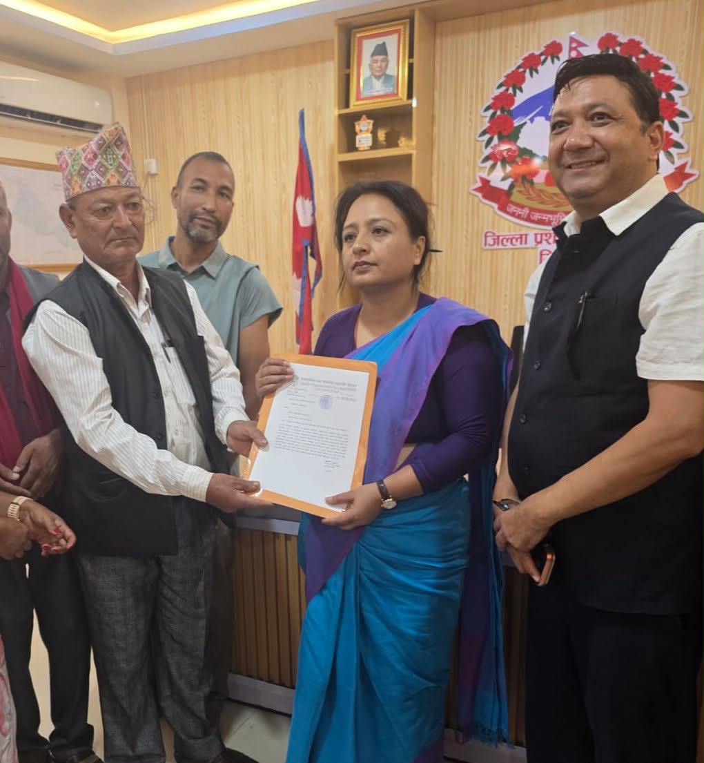 बाढीपीडितको राहतका लागि सिन्धुलीका सामुदायिक वन समूहद्वारा ९ लाख २९ हजार सहयोग