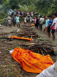 भोटेकोसी बाढीमा बेपत्ता १० जनाको कुशको शव बनाएर सामूहिक दाहसंस्कार