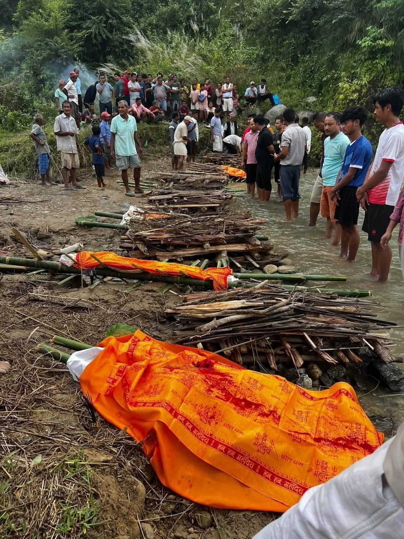 भोटेकोसी बाढीमा बेपत्ता १० जनाको कुशको शव बनाएर सामूहिक दाहसंस्कार