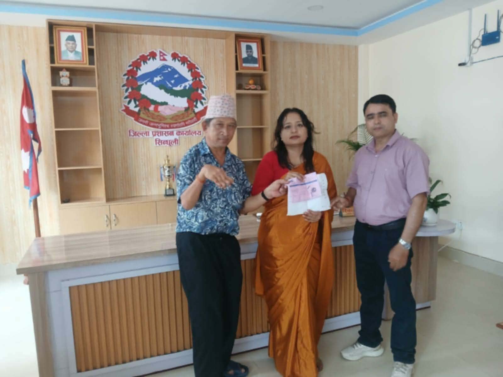 भोटेकोशी बाढीपीडितको राहतका लागि स्वाधीन खबरद्वारा ५ हजार सहयोग