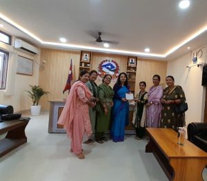 भोटेकोशी बाढीपीडितलाई दुई नम्बर बजार टोल विकास संस्था र कारागार कार्यालयको साथ