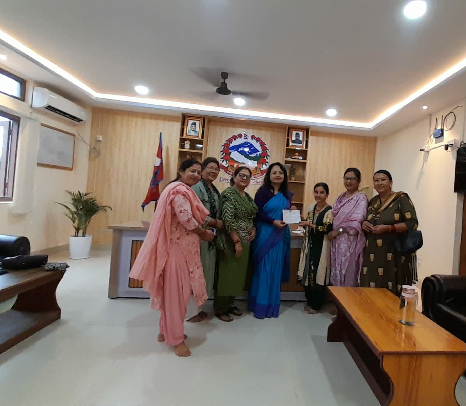 भोटेकोशी बाढीपीडितलाई दुई नम्बर बजार टोल विकास संस्था र कारागार कार्यालयको साथ