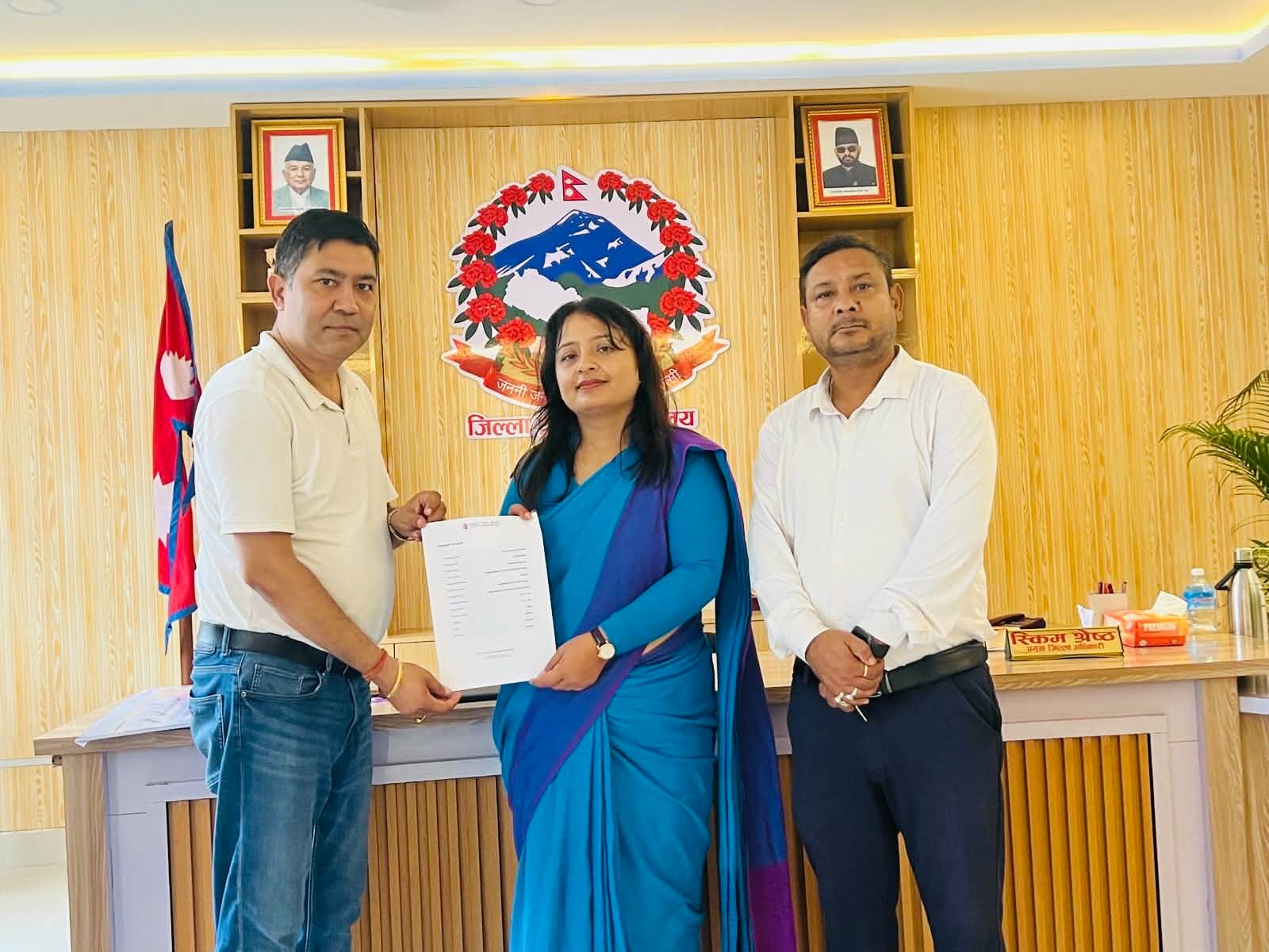 रसुवा बाढीपीडितका लागि व्यवसायी र सामुदायिक वनले दिए १ लाख ५१ हजारभन्दा बढी सहयोग