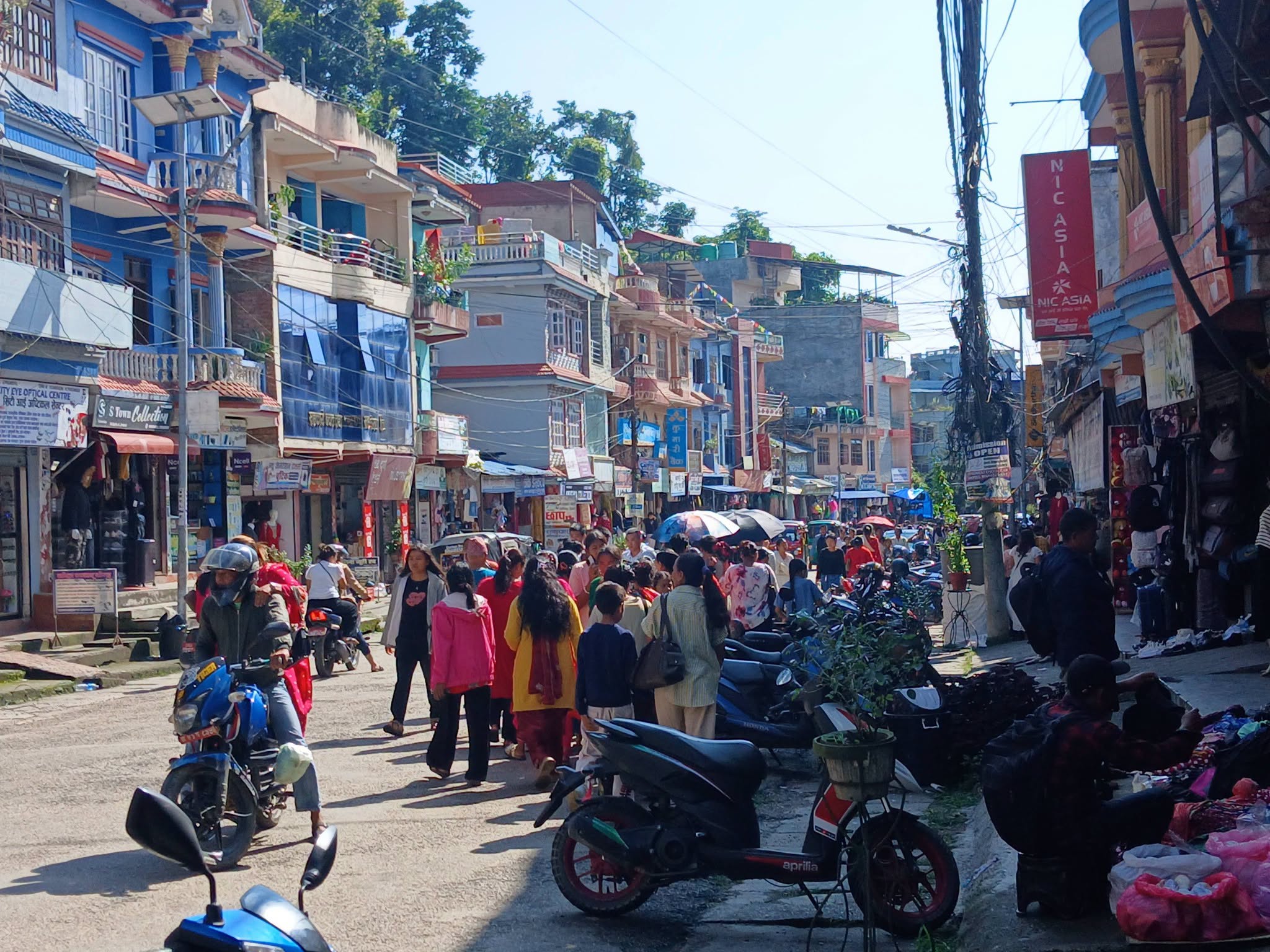 बजारमा दशैंको रौनक, घर फर्कने र किनमेल गर्नेको चहलपहल