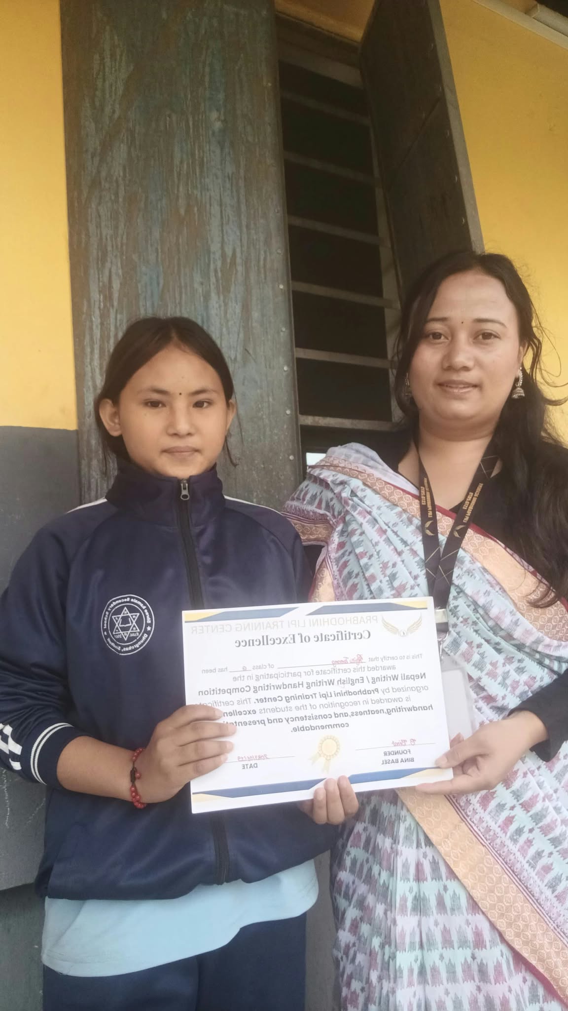 हस्तलेखन तालिमपछि १४ विद्यार्थीलाई प्रमाणपत्र वितरण